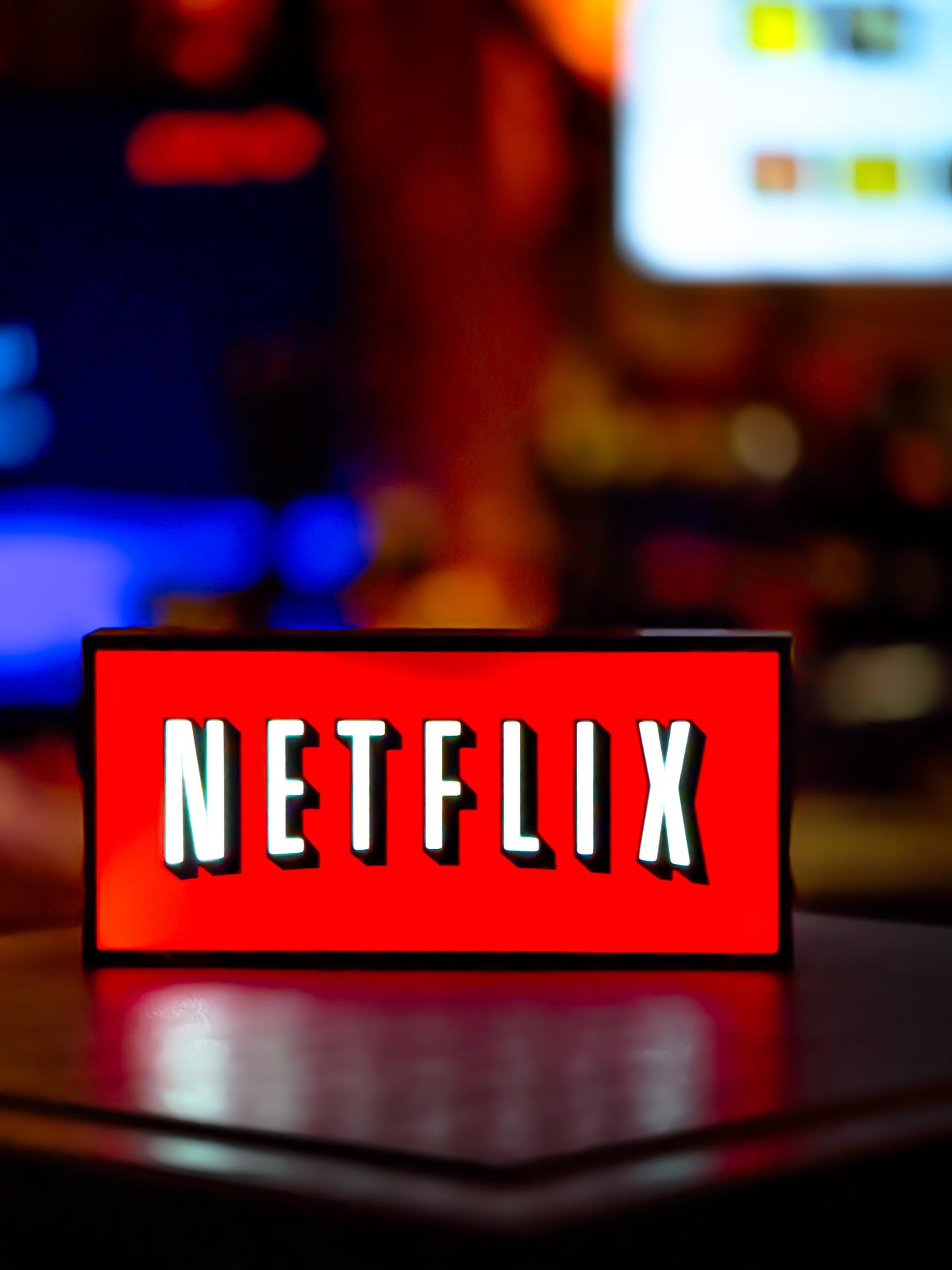 Netflix Logo Lightbox | Retro LED Sign | USB Powered Night Lamp | Gamer Room & Home Theater Decor