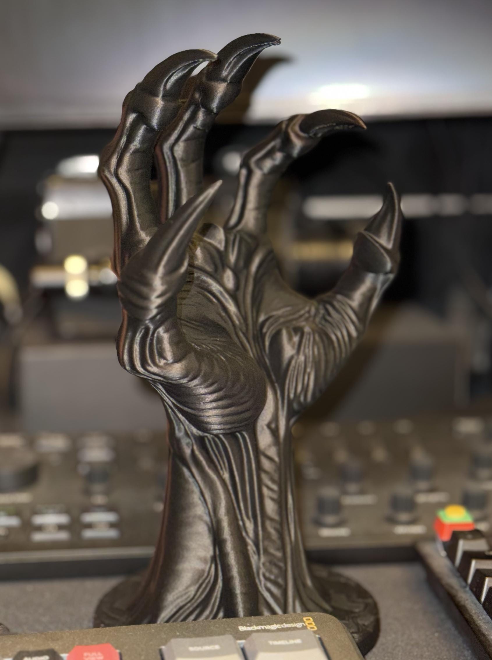 Alien Monster Claw Controller Stand: Giger-Inspired 3D Printed Gamepad Holder