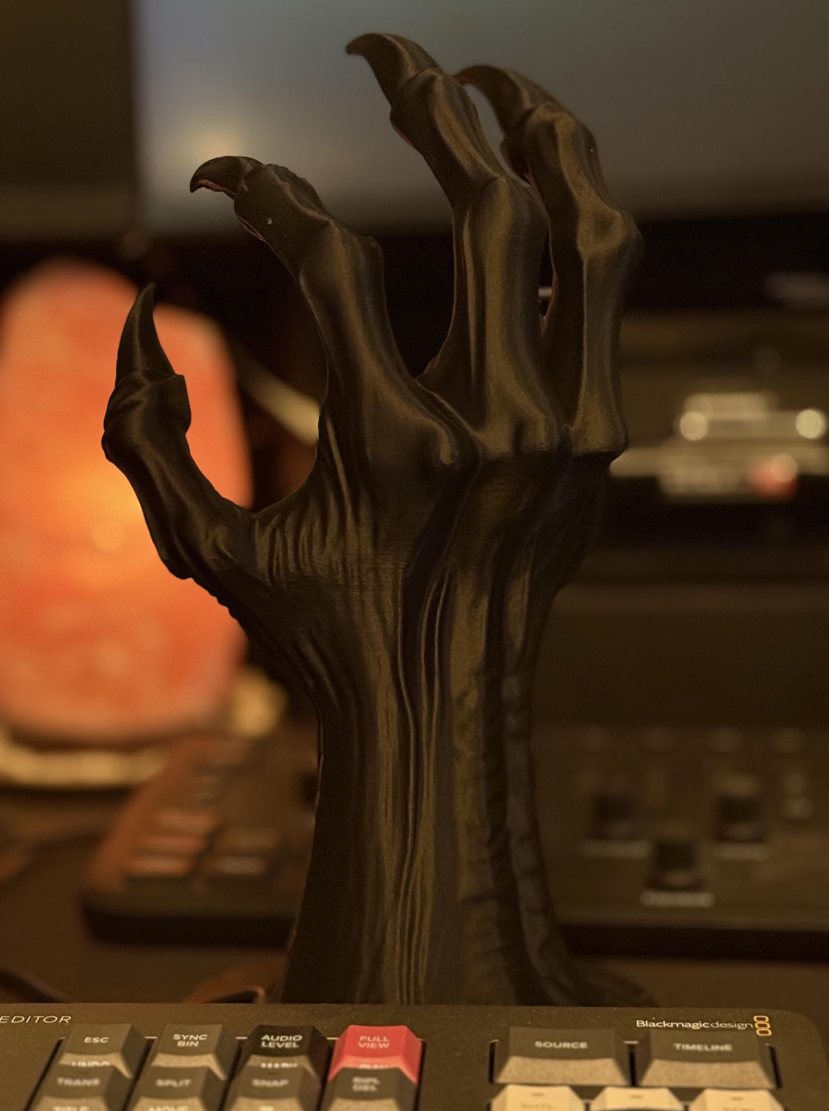 Alien Monster Claw Controller Stand: Giger-Inspired 3D Printed Gamepad Holder