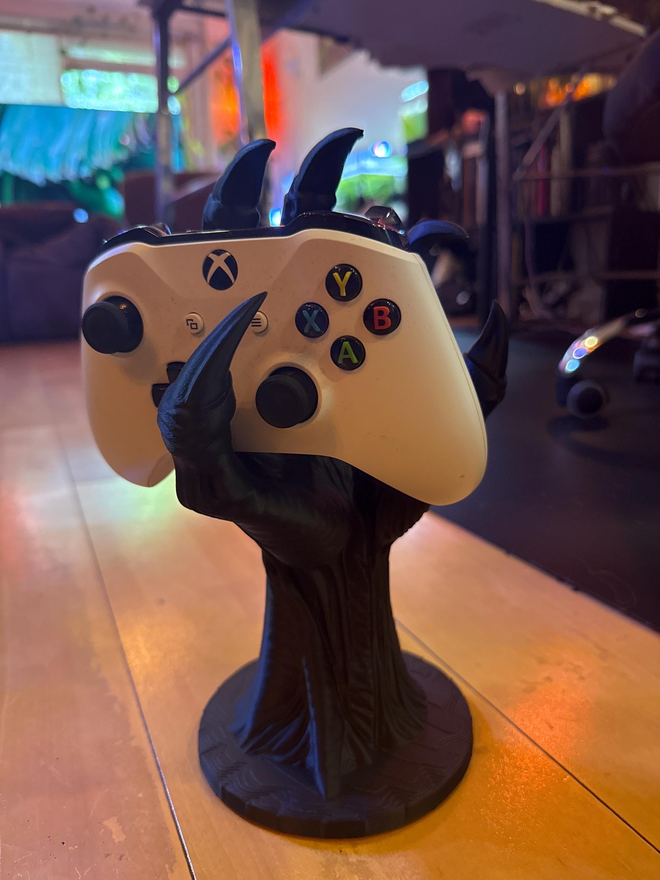 Alien Monster Claw Controller Stand: Giger-Inspired 3D Printed Gamepad Holder